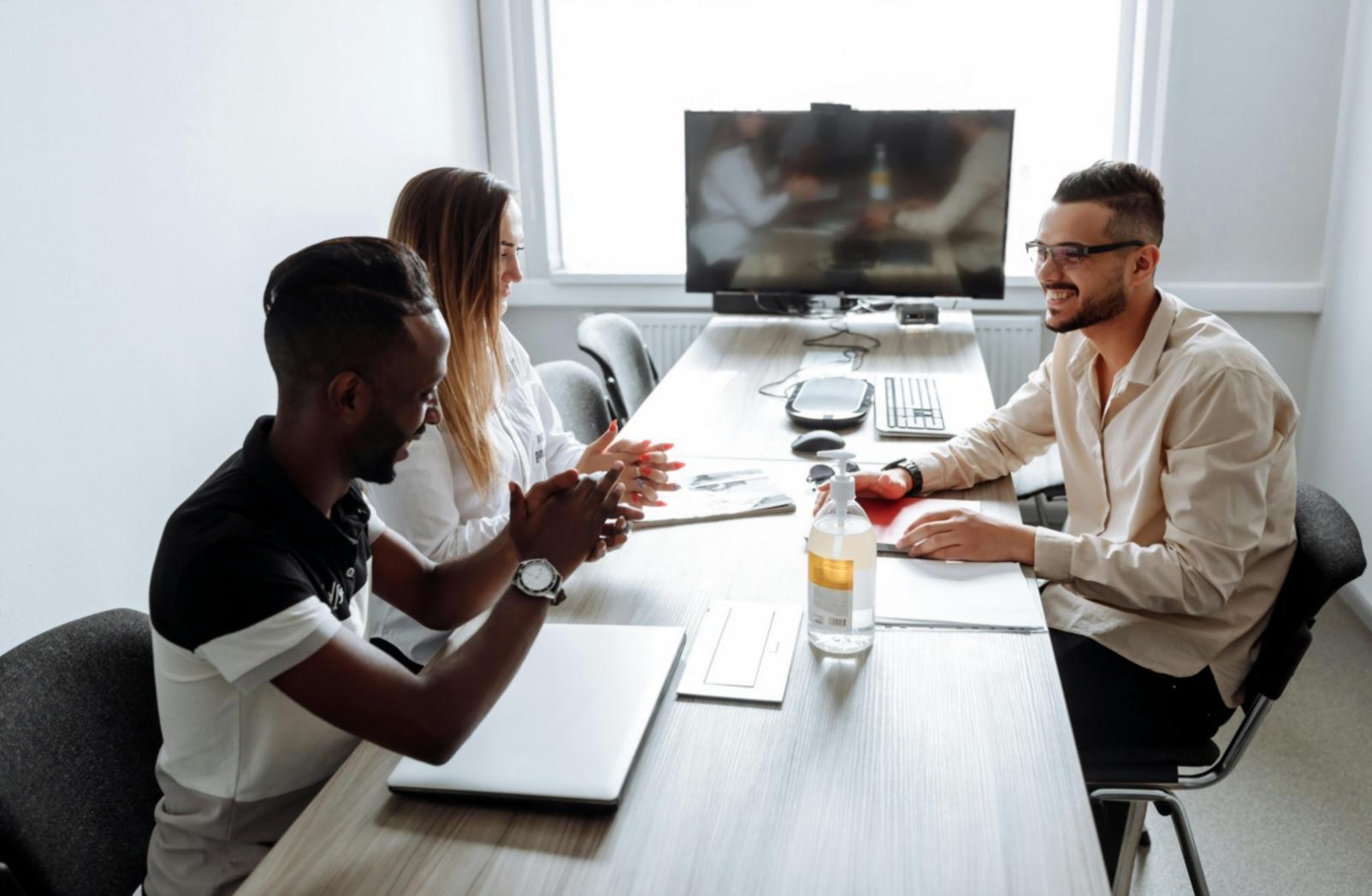 Teilnehmer arbeiten gemeinsam an Finanzplänen während eines Workshops